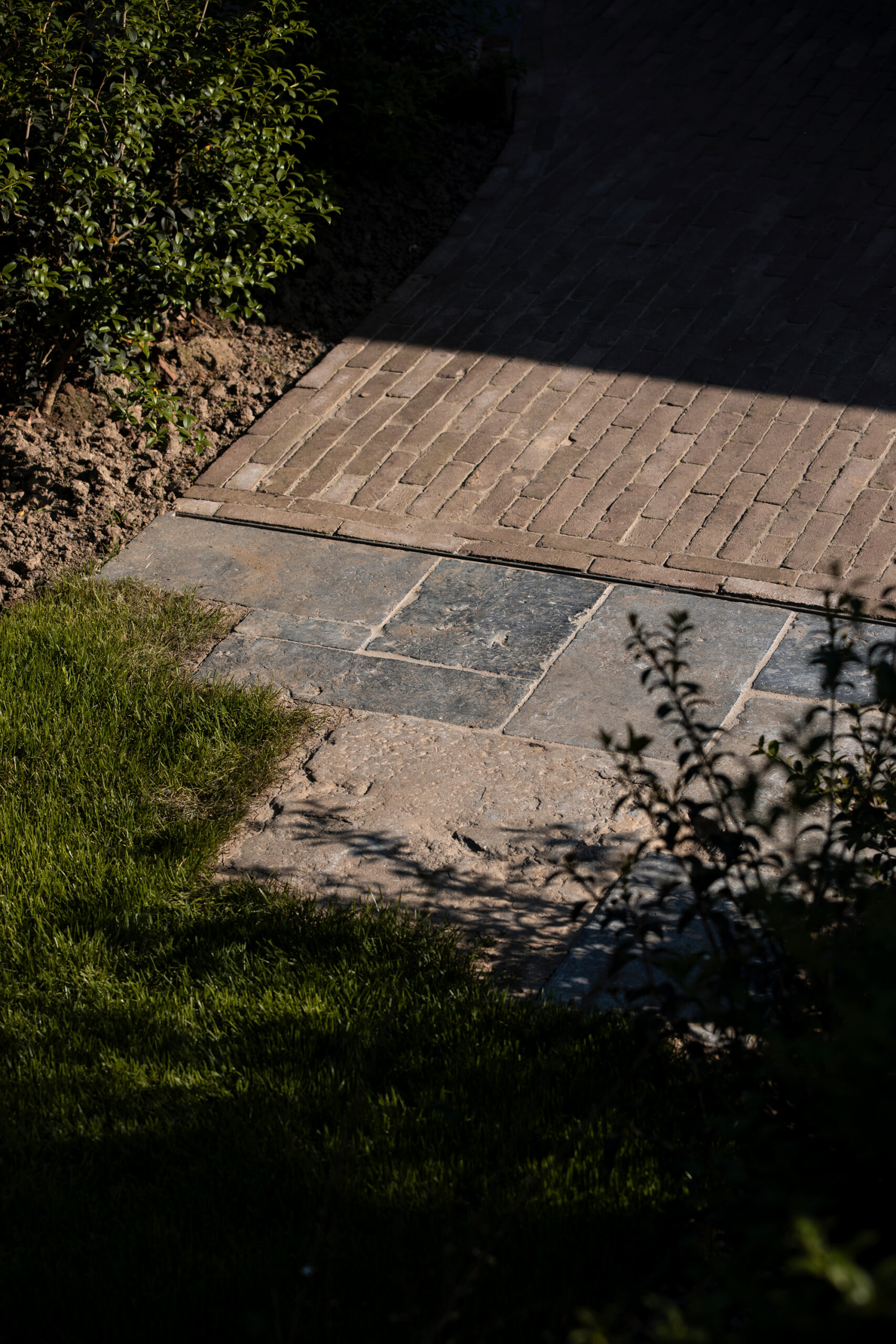 Nieuwe bestrating in natuursteen
