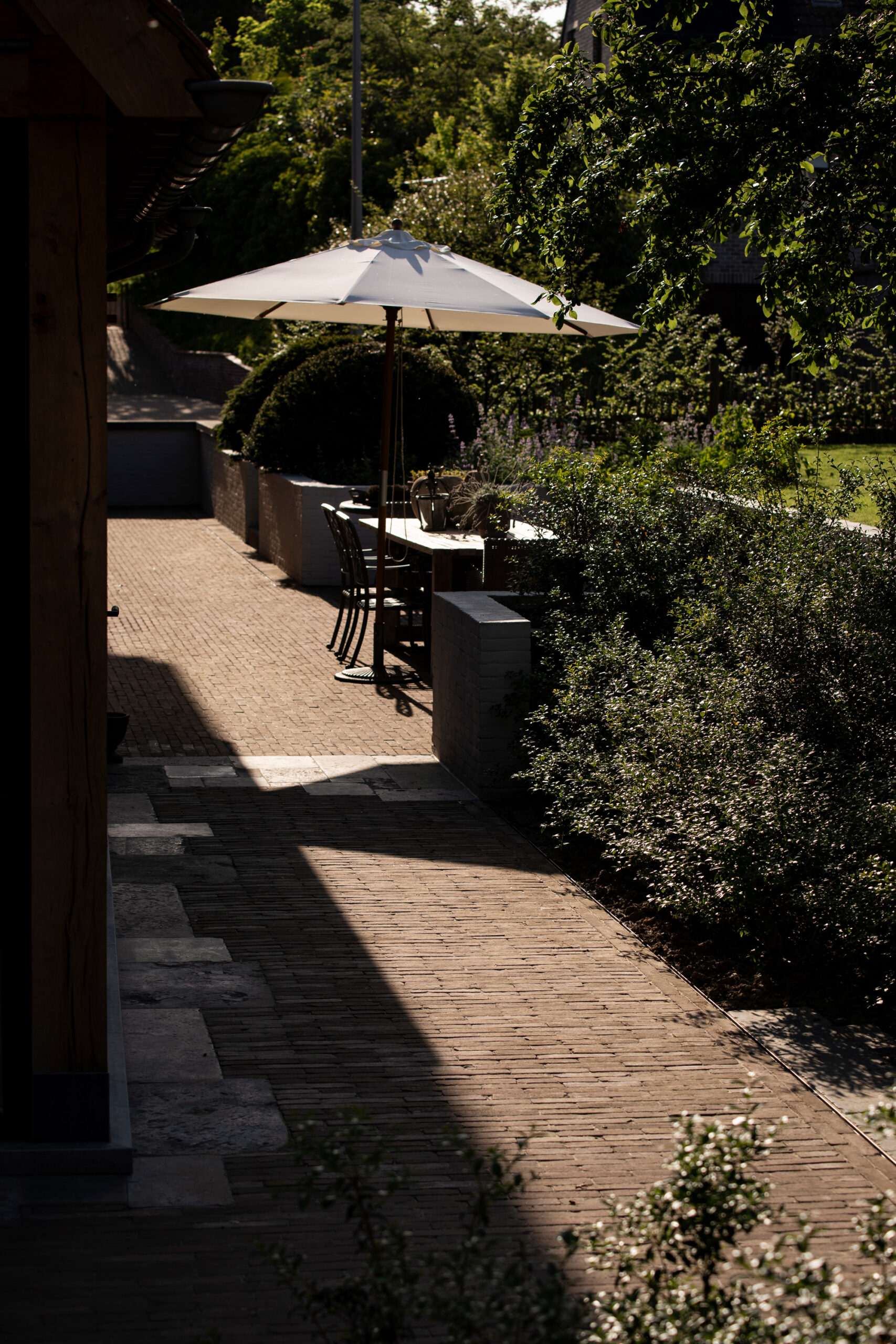 Vernieuwd terras met zithoek en parasol